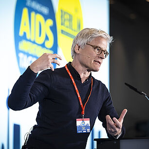 Referent Herr Stöbe auf der Bühne während seines Vortrags bei den 20. Münchner AIDS- und Infektiologie-Tagen 2026 in Berlin