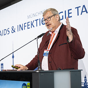Dr. Rockstroh während seines Vortrags auf der Bühne bei den 20. Münchner AIDS- und Infektiologie-Tagen 2026 in Berlin