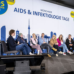 ViiV auf der Bühne während einer Panel-Diskussion bei den 20. Münchner AIDS- und Infektiologie-Tagen 2026 in Berlin