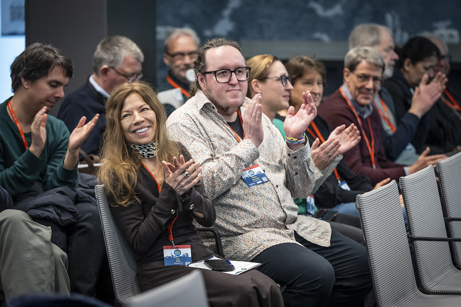 Frau Dr. Wolf und andere Teilnehmer*innen applaudieren nach einem Vortrag bei den 20. Münchner AIDS- und Infektiologie-Tagen 2026 in Berlin